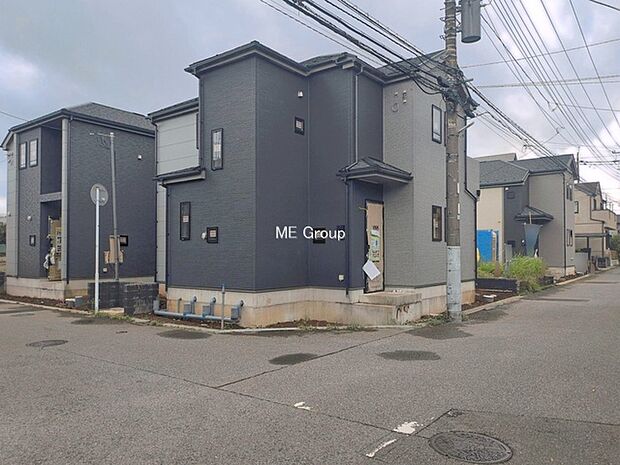 ◆A号棟◆～Exterior～　角地により陽当り・風通し良好です。うららかな陽射しがどのお部屋にも降り注ぎますように、快適さを追求した間取設計。生活を恵みの豊かな永住の地へと変えてくれます。