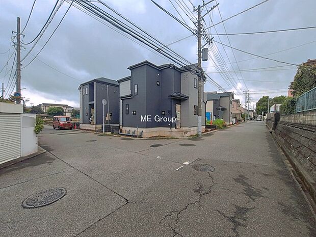 ～Exterior～　前面道路：南西 6m 公道、北西 6m 公道　住宅地になっているので車量も少なく、静かな立地です。子育て環境も良好です♪♪周辺環境もあわせてご案内させて頂きます。