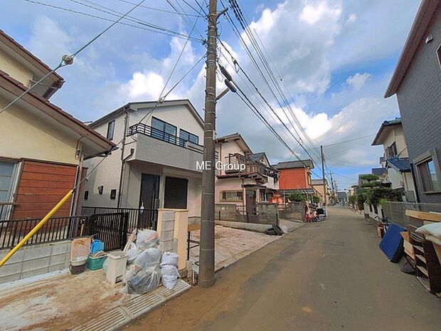 ~Exterior~ 前面道路:南東 4.5m 公道 前面道路は閑静な住宅地をはしる車通りの少ない道路。駐車の出し入れもらくらくです!ご不明点・現地見学のご希望は、お気軽にお問い合わせください!