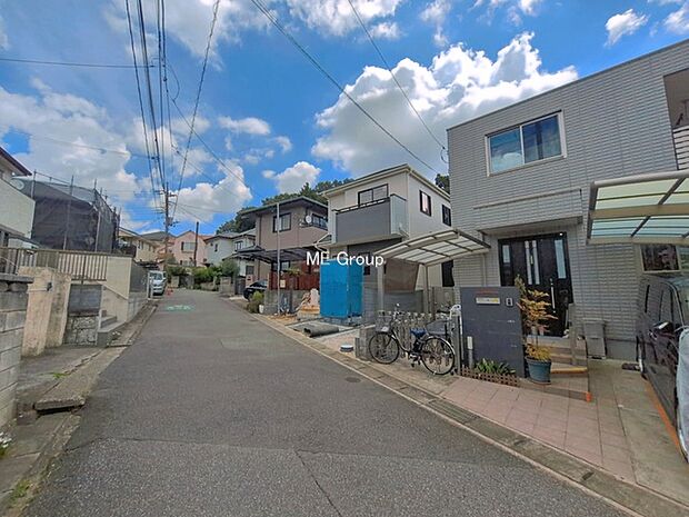 ~Exterior~ 前面道路:北西 5m 公道 前面道路は閑静な住宅地をはしる車通りの少ない道路。駐車の出し入れもらくらくです!ご不明点・現地見学のご希望は、お気軽にお問い合わせください!