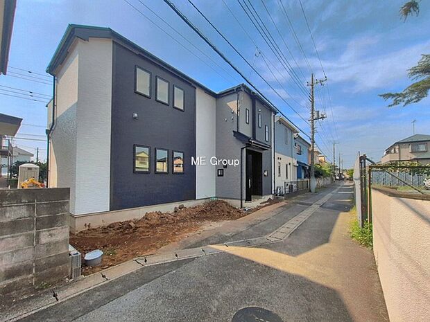 ◆A号棟◆～Exterior～　前面道路：北西 3.81m 公道　低層の一戸建てを中心とした街並みが整然と続き、周辺は高い建物が建っていないので、緑の多い閑静な趣を感じる環境です。