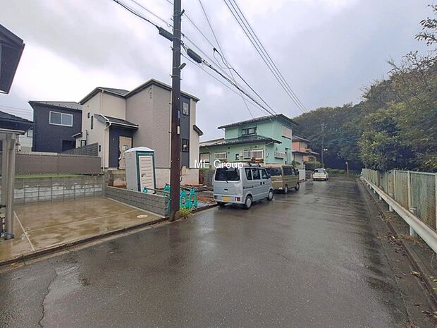 ~Exterior~ 前面道路:西 7.94m 公道 前面道路は閑静な住宅地をはしる車通りの少ない道路。駐車の出し入れもらくらくです!ご不明点・現地見学のご希望は、お気軽にお問い合わせください!