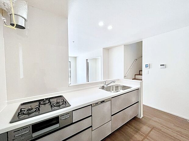 ◆A号棟◆～Kitchen～　会話が弾むリビング、料理が愉しくなるキッチン。家は、ただ生活する場ではなく、暮らしを愉しく、快適にする場所。笑顔の毎日、安らぎの日々のために、最新の設備・仕様を採用。