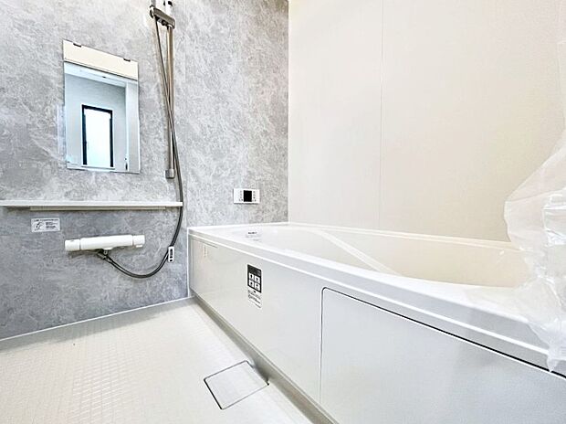◆A号棟◆～Bath Room～　足を伸ばして入浴することが可能！一日の疲れを癒す貴重なバスタイムです。お子様とご一緒でも十分な広さなので、リビングとは違った家族団欒のひと時をお楽しみいただけます。