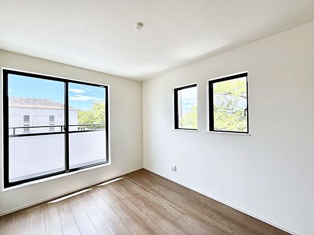 ◆A号棟◆～Bed Room～　2面採光を確保した明るい室内は、風通しも良く、大変居心地の良い空間となっております。爽やかな風を感じて起きる朝は、快適生活の始まりに！日当たりや通風がとても良い住まい♪
