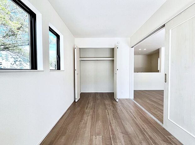 ◆A号棟◆～Bed Room～  全居室には収納クローゼットを完備！普段使いのお洋服や小物はもちろん、季節物のお洋服などもしっかりと整理整頓おしまい頂けます。  居室空間を広く使用できますね。