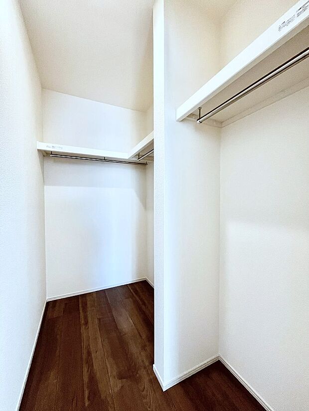◆A号棟◆～Walk-in Closet～　たくさんの洋服をかけてもシワになりにくいウォークインクローゼット。洋服以外にも、普段使わない家電やスーツケース、ストック品など何でも片付く嬉しい空間です。