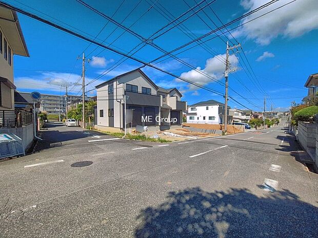 ～Exterior～　前面道路：南 8m 公道、西 6m 公道　低層の一戸建てを中心とした街並みが整然と続き、周辺は高い建物が建っていないので、緑の多い閑静な趣を感じる環境です。