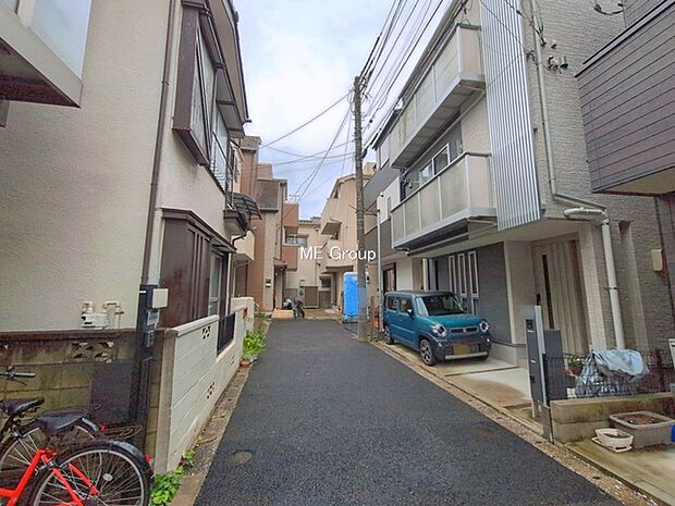 ~Exterior~ 前面道路は閑静な住宅地をはしる車通りの少ない道路。駐車の出し入れもらくらくです!ご不明点・現地見学のご希望は、お気軽にお問い合わせください!