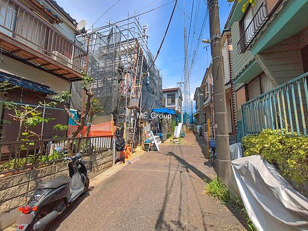 ~Exterior~ 前面道路:南東 4.5m 私道 前面道路は閑静な住宅地をはしる車通りの少ない道路。駐車の出し入れもらくらくです!ご不明点・現地見学のご希望は、お気軽にお問い合わせください!