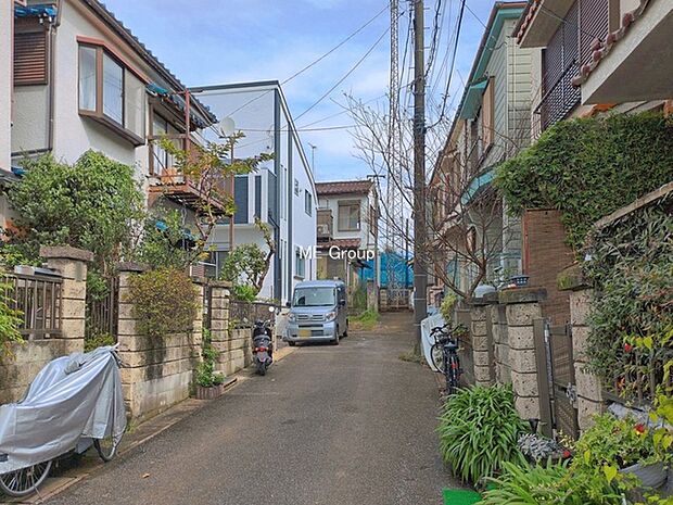 ~Exterior~ 前面道路:南東 4.5m 私道 前面道路は閑静な住宅地をはしる車通りの少ない道路。駐車の出し入れもらくらくです!ご不明点・現地見学のご希望は、お気軽にお問い合わせください!