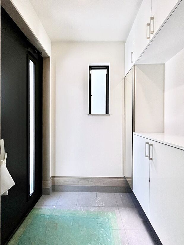 ◆B号棟◆~Entrance~ 家の中でお客様を迎える最初の場所である玄関は、家の印象そのものです!豊富な玄関収納で、常に綺麗に保つことが出来ます♪玄関にはたっぷり収納の下駄箱を完備!
