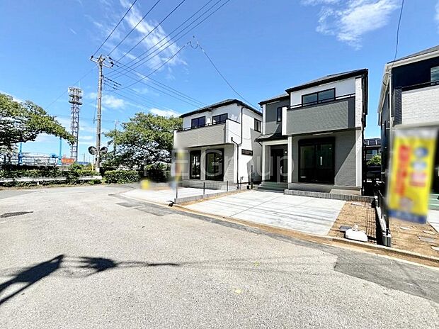 ~Exterior~ 前面道路:南 6m 公道、西 6m 公道 低層の一戸建てを中心とした街並みが整然と続き、周辺は高い建物が建っていないので、緑の多い閑静な趣を感じる環境です。