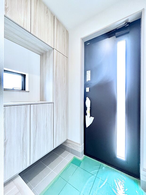 ◆A号棟◆~Entrance~ 家の中でお客様を迎える最初の場所である玄関は、家の印象そのものです!豊富な玄関収納で、常に綺麗に保つことが出来ます♪玄関にはたっぷり収納の下駄箱を完備!