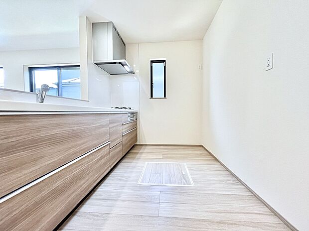 ◆A号棟◆~Kitchen~ 自然光が入る窓のあるキッチン☆毎日使う場所だからこそ、使い勝手を考慮しました。ゆったりとしたキッチンコーナーは質感豊かな仕上がりとなっております。