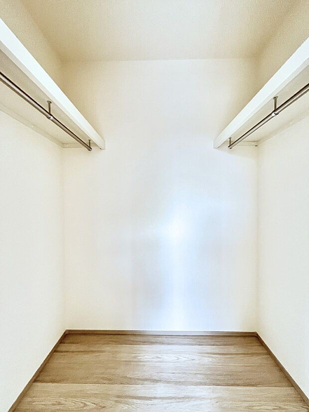 ◆A号棟◆~Walk-in Closet~ たくさんの洋服をかけてもシワになりにくいウォークインクローゼット。洋服以外にも、普段使わない家電やスーツケース、ストック品など何でも片付く嬉しい空間です。