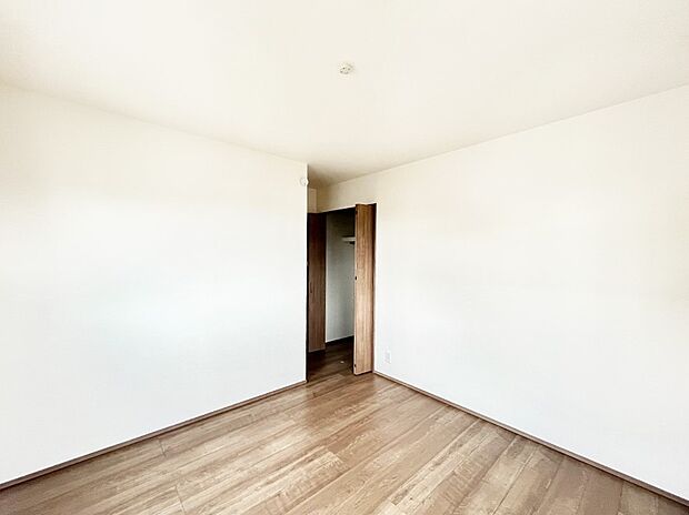 ◆B号棟◆~Bed Room~ 全居室には収納クローゼットを完備!普段使いのお洋服や小物はもちろん、季節物のお洋服などもしっかりと整理整頓おしまい頂けます。 居室空間を広く使用できますね。