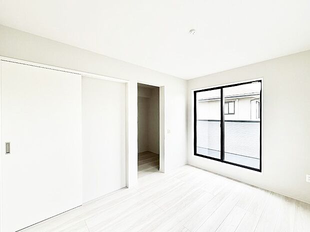 ◆2号棟◆~Bed Room~ 全居室には収納クローゼットを完備!普段使いのお洋服や小物はもちろん、季節物のお洋服などもしっかりと整理整頓おしまい頂けます。 居室空間を広く使用できますね。