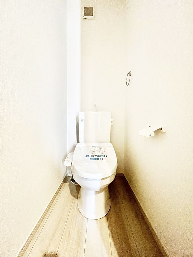 ◆2号棟◆~Toilet~ 清潔感のある水回り♪トイレはウォシュレット付きです◎トイレは毎日使わざるを得ないもの。いつも清潔を保ちたいですね。トイレが2ヶ所あるので朝の混雑時に便利です!