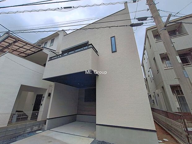 ~Exterior~ 低層の一戸建てを中心とした街並みが整然と続き、周辺は高い建物が建っていないので、緑の多い閑静な趣を感じる環境です。穏やかな環境の中で、心地よい日常を育めます。