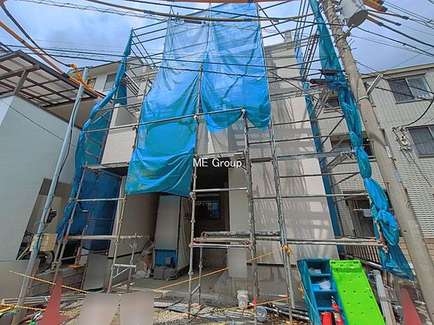 ~Exterior~ 低層の一戸建てを中心とした街並みが整然と続き、周辺は高い建物が建っていないので、緑の多い閑静な趣を感じる環境です。穏やかな環境の中で、心地よい日常を育めます。