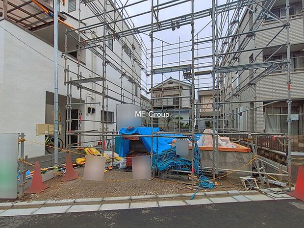 ~Exterior~ 低層の一戸建てを中心とした街並みが整然と続き、周辺は高い建物が建っていないので、緑の多い閑静な趣を感じる環境です。穏やかな環境の中で、心地よい日常を育めます。