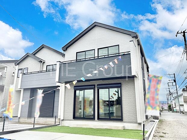 ~Exterior~ 低層の一戸建てを中心とした街並みが整然と続き、周辺は高い建物が建っていないので、緑の多い閑静な趣を感じる環境です。穏やかな環境の中で、心地よい日常を育めます。