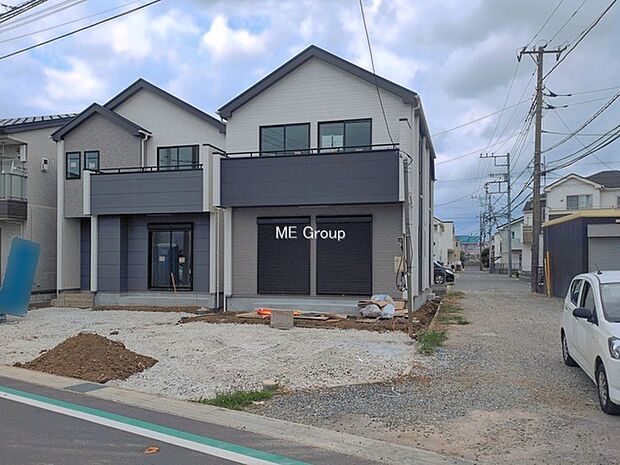 ～Exterior～　低層の一戸建てを中心とした街並みが整然と続き、周辺は高い建物が建っていないので、緑の多い閑静な趣を感じる環境です。穏やかな環境の中で、心地よい日常を育めます。