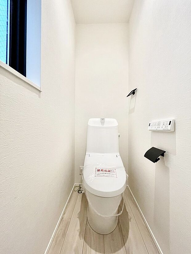 明るく清潔感のあるトイレです。 　