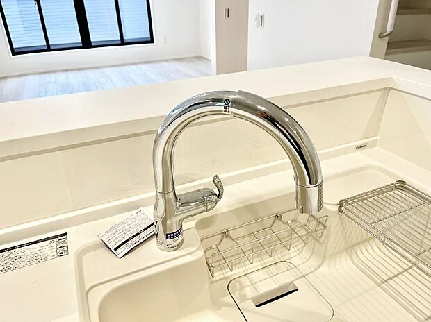 センサーに手をかざすだけで吐水／止水ができるタッチレス水栓。浄水器付き。　