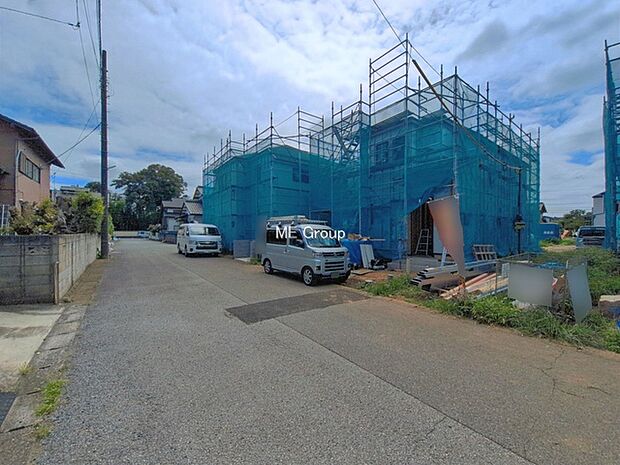 ~Exterior~ 前面道路:東 6m 公道 前面道路は閑静な住宅地をはしる車通りの少ない道路。駐車の出し入れもらくらくです!ご不明点・現地見学のご希望は、お気軽にお問い合わせください!