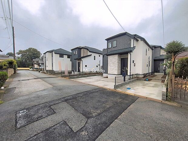 ~Exterior~ 前面道路:東 6m 公道 前面道路は閑静な住宅地をはしる車通りの少ない道路。駐車の出し入れもらくらくです!ご不明点・現地見学のご希望は、お気軽にお問い合わせください!