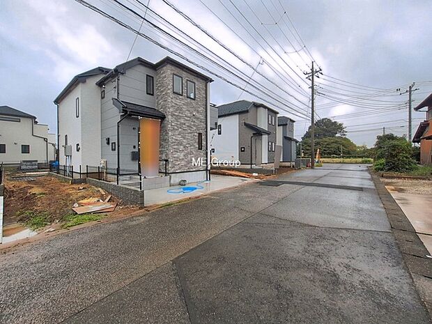 ~Exterior~ 前面道路:西 6m 公道 前面道路は閑静な住宅地をはしる車通りの少ない道路。駐車の出し入れもらくらくです!ご不明点・現地見学のご希望は、お気軽にお問い合わせください!