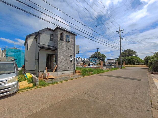 ~Exterior~ 前面道路:西 6m 公道 前面道路は閑静な住宅地をはしる車通りの少ない道路。駐車の出し入れもらくらくです!ご不明点・現地見学のご希望は、お気軽にお問い合わせください!