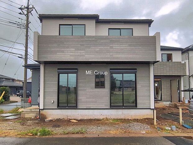 ◆E号棟◆～Exterior～　角地により陽当り・風通し良好です。うららかな陽射しがどのお部屋にも降り注ぎますように、快適さを追求した間取設計。生活を恵みの豊かな永住の地へと変えてくれます。
