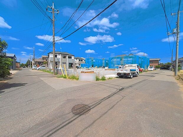 ~Exterior~ 前面道路:西 6m 公道、南 6m 公道 低層の一戸建てを中心とした街並みが整然と続き、周辺は高い建物が建っていないので、緑の多い閑静な趣を感じる環境です。