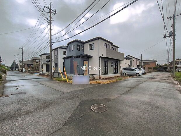 ～Exterior～　前面道路：西 6m 公道、南 6m 公道　低層の一戸建てを中心とした街並みが整然と続き、周辺は高い建物が建っていないので、緑の多い閑静な趣を感じる環境です。
