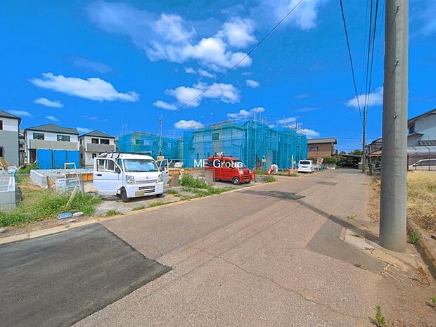 ~Exterior~ 前面道路:南 6m 公道 前面道路は閑静な住宅地をはしる車通りの少ない道路。駐車の出し入れもらくらくです!ご不明点・現地見学のご希望は、お気軽にお問い合わせください!