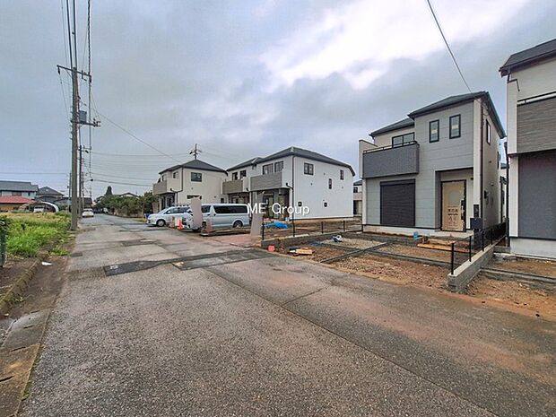 ~Exterior~ 前面道路:南 6m 公道 前面道路は閑静な住宅地をはしる車通りの少ない道路。駐車の出し入れもらくらくです!ご不明点・現地見学のご希望は、お気軽にお問い合わせください!