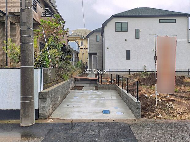 ◆B号棟◆~Exterior~ 一戸建ての大きなメリットは、自分達の「土地」を「自由に」使える事です。ガーデニングやDIY,車やバイクの趣味など様々な用途で利用できます。