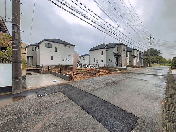 ~Exterior~ 前面道路:西 6m 公道 前面道路は閑静な住宅地をはしる車通りの少ない道路。駐車の出し入れもらくらくです!ご不明点・現地見学のご希望は、お気軽にお問い合わせください!