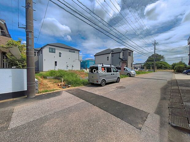~Exterior~ 前面道路:西 6m 公道 前面道路は閑静な住宅地をはしる車通りの少ない道路。駐車の出し入れもらくらくです!ご不明点・現地見学のご希望は、お気軽にお問い合わせください!