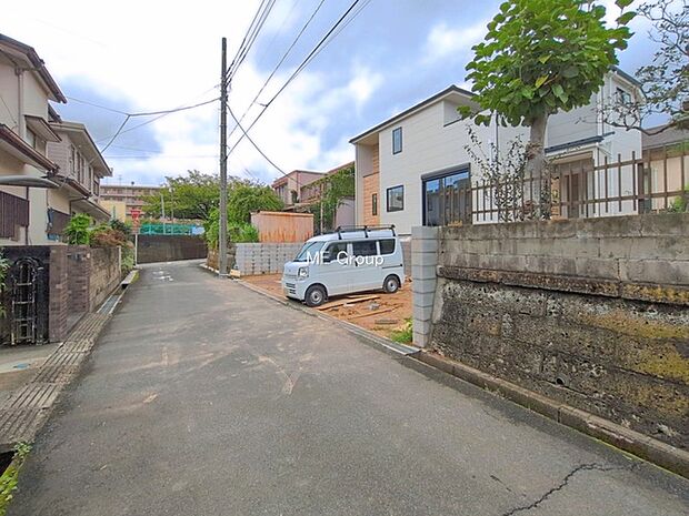 ~Exterior~ 前面道路は閑静な住宅地をはしる車通りの少ない道路。駐車の出し入れもらくらくです!ご不明点・現地見学のご希望は、お気軽にお問い合わせください!