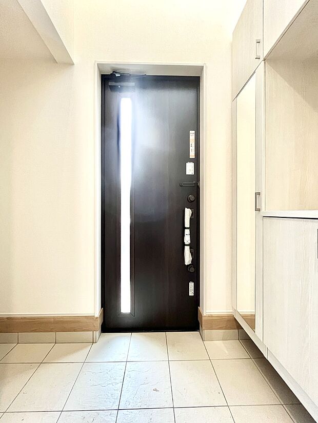~Entrance~ 家の中でお客様を迎える最初の場所である玄関は、家の印象そのものです!豊富な玄関収納で、常に綺麗に保つことが出来ます♪玄関にはたっぷり収納の下駄箱を完備!