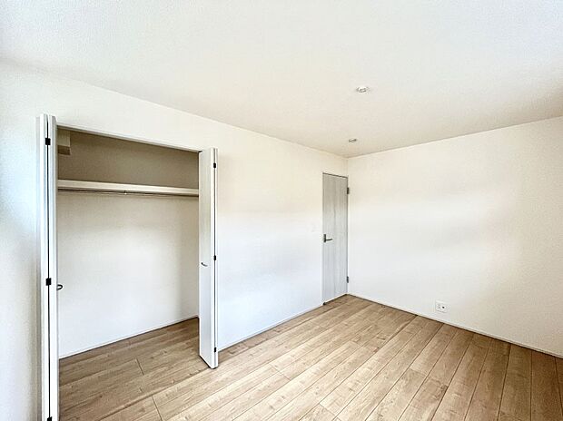 ~Bed Room~ 全居室には収納クローゼットを完備!普段使いのお洋服や小物はもちろん、季節物のお洋服などもしっかりと整理整頓おしまい頂けます。 居室空間を広く使用できますね。