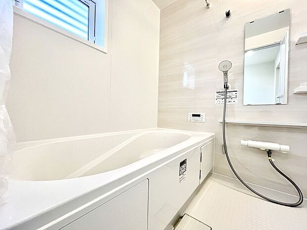 ~Bath Room~ 落ち着いた雰囲気の浴室で明日に向けてリフレッシュ。浴室乾燥機能も付いているので隣の洗濯機置き場で洗い上がった洗濯物を、雨の日も天気を気にせず乾燥させることも可能です。