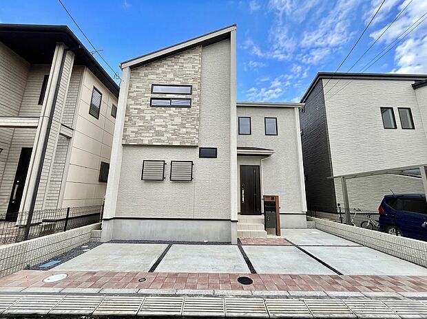 ~Exterior~ 堂々たる趣ながら、主張し過ぎずどこか余裕を感じさせるシャープなフォルムで佇む邸宅は、晴天の空と照らし合わせる事で、本来あるべき完成形の姿を見せてくれます。