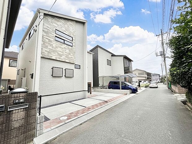 ~Exterior~ 前面道路: 北 4.3m 私道 前面道路は閑静な住宅地をはしる車通りの少ない道路。駐車の出し入れもらくらくです!ご不明点・現地見学のご希望は、お気軽にお問い合わせください!