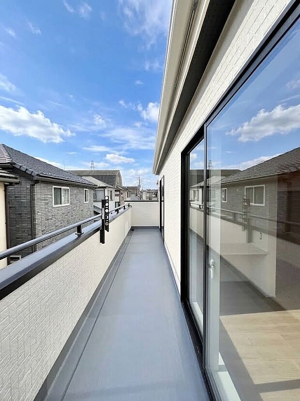 ~Balcony~ 南向きのバルコニーの前には雲以外に太陽を遮るものがありません。お洗濯物も乾きやすく、何より明るく気持ちのいい光が入ってきます。家族全員分の洗濯物も一気に干せます。