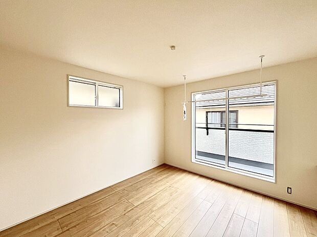 ~Bed Room~ 2面採光を確保した明るい室内は、風通しも良く、大変居心地の良い空間となっております。爽やかな風を感じて起きる朝は、快適生活の始まりに!日当たりや通風がとても良い住まい♪